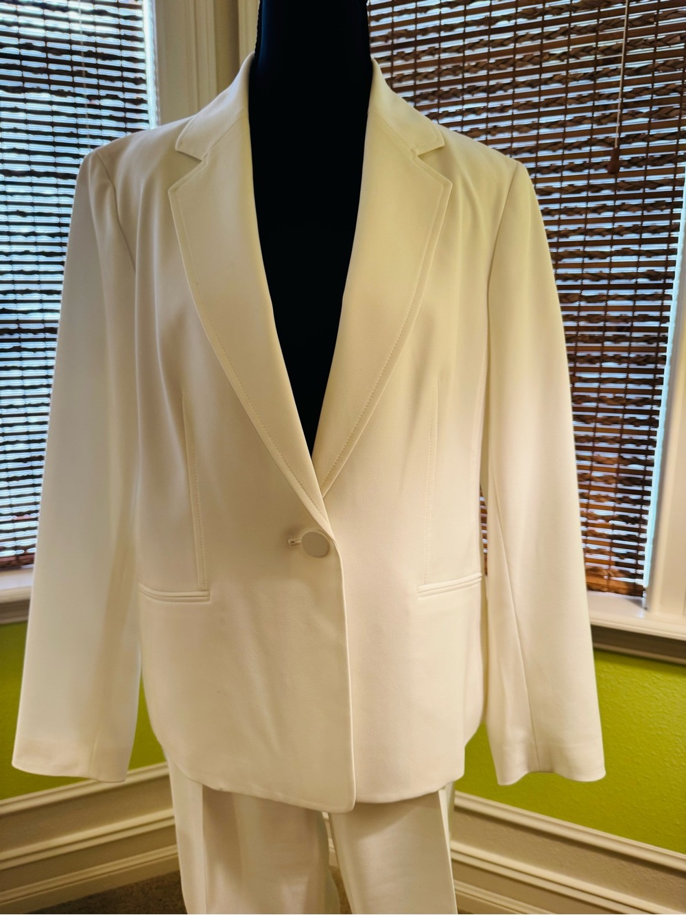 Le Suit White Women's Two-Piece Blazer and Trousers - Picture 2 of 13